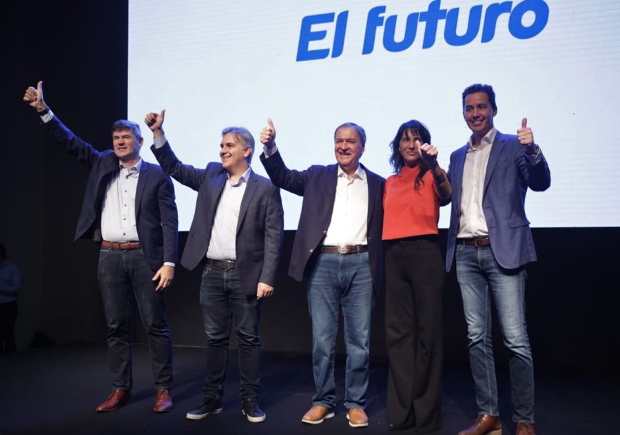 FOTO NA SCHIARETTI. El gobernador cordob&eacute;s -en el centro- junto a sus candidatos.