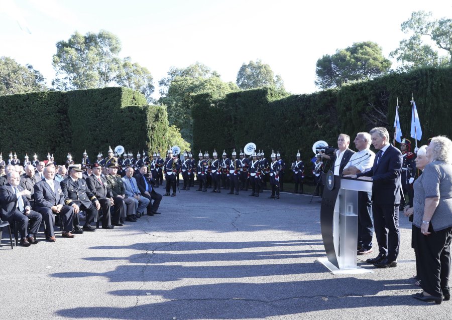 FOTO NA HOMENAJE. Macri encabez&oacute; en la Residencia Presidencial de Olivos el acto por el D&iacute;a del Veterano y de los Ca&iacute;dos en la Guerra de Malvinas. FOTO NA DIA DE REFLEXION. Veteranos de la guerra de Malvinas durante el acto en el monumento a los ca&iacute;d