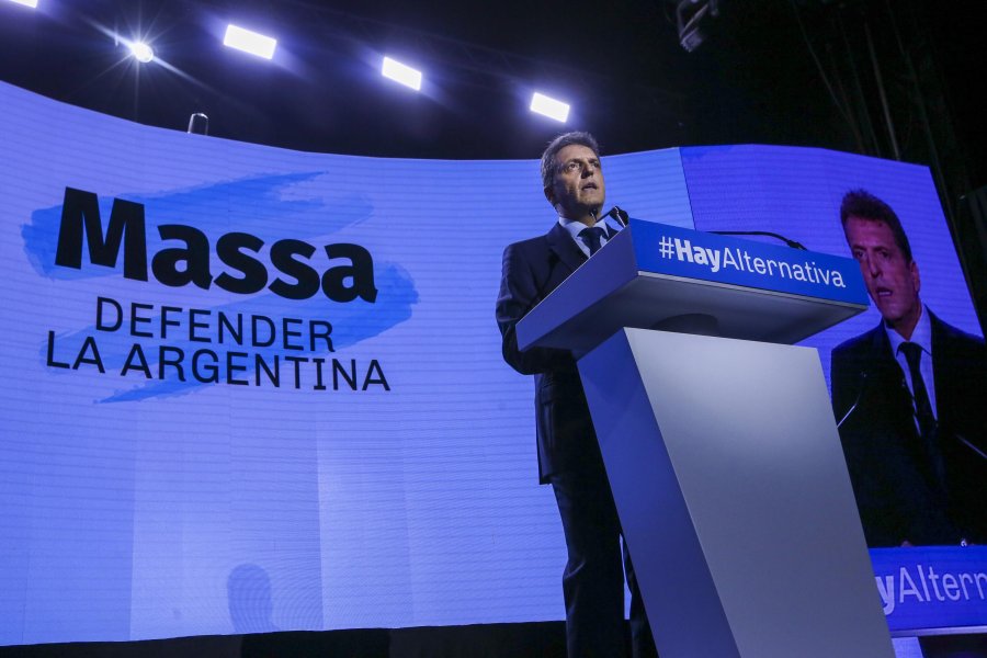 FOTO NA VIRTUAL LANZAMIENTO. Massa tore&oacute; a Macri desde el estrado.