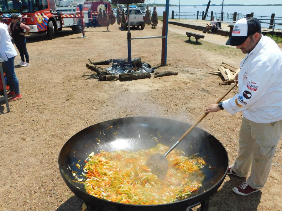 FOTO DIRECCION DE TURISMO// PAELLA./  El atractivo men&uacute; convoca a Col&oacute;n. RIO URUGUAY./ En su costa ser&aacute; preparado el delicioso manjar.