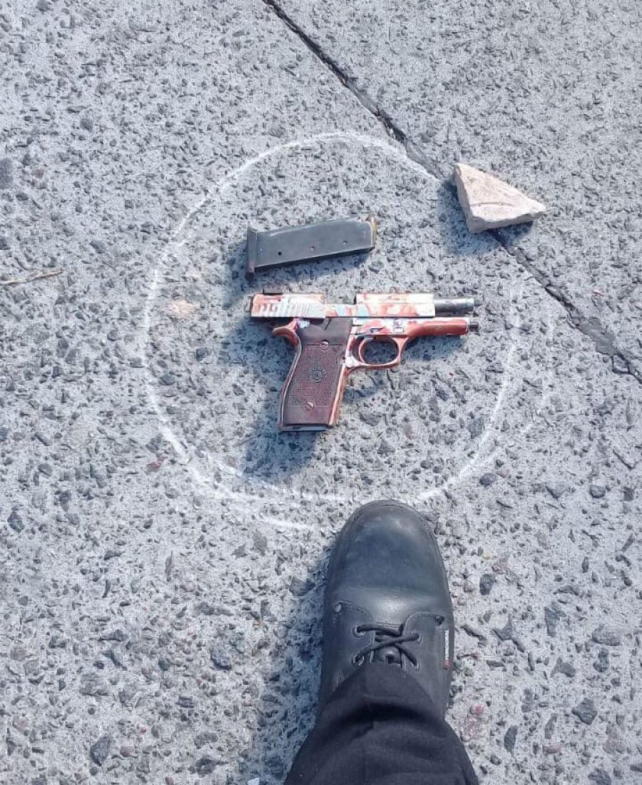 FOTO NA MARCA TAURUS CAL. 45. Esta pistola fue secuestrada por la Polic&iacute;a al delincuente muerto.