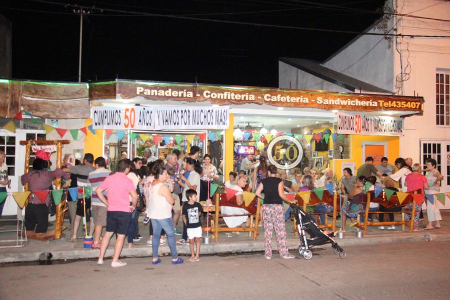 FOTO J. BARRERA// LA FAMILIA. A pura sonrisa celebraron el cincuentenario de la panadería.  CELEBRACION./ Reconocimiento por el consecuente acompañamiento en estos cincuenta años.