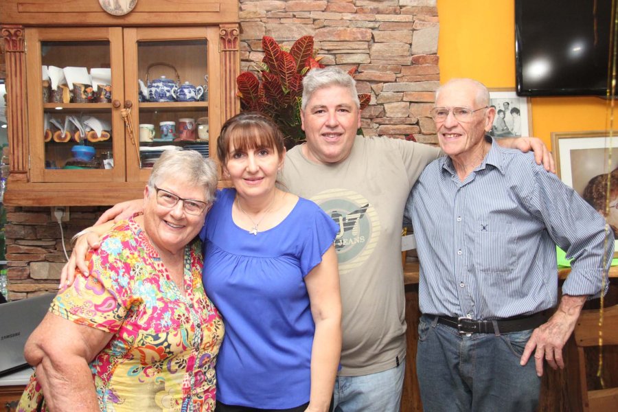 FOTO J. BARRERA// LA FAMILIA. A pura sonrisa celebraron el cincuentenario de la panader&iacute;a.  CELEBRACION./ Reconocimiento por el consecuente acompa&ntilde;amiento en estos cincuenta a&ntilde;os.