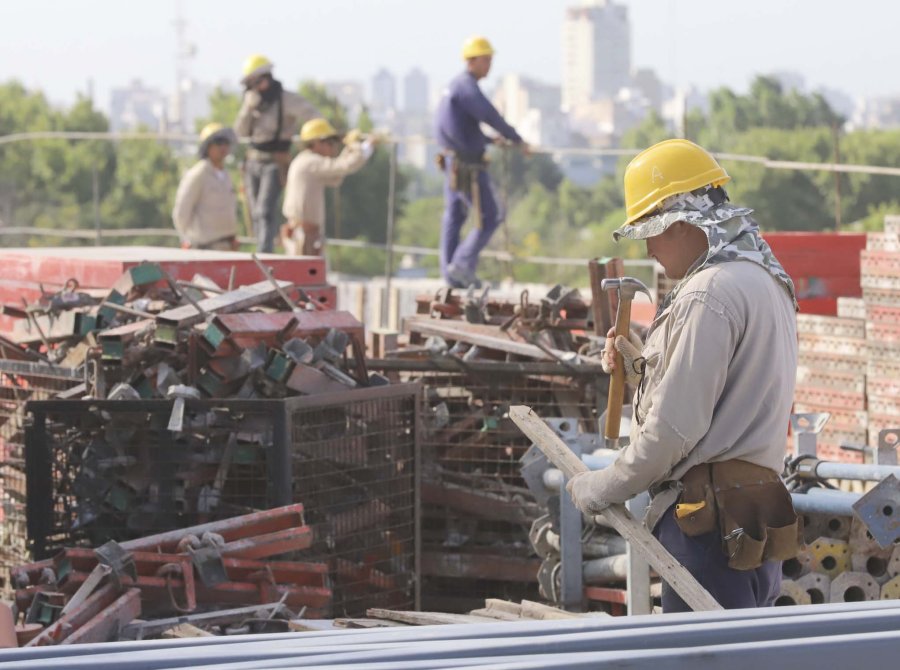 FOTO NA CRISIS. La industria y la construcci&oacute;n siguen en terreno negativo.