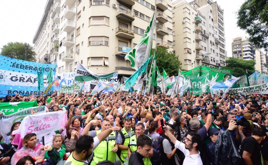FOTO NA DESCONTENTO. Los gremios lograron una alta participaci&oacute;n en la protesta contra el gobierno.