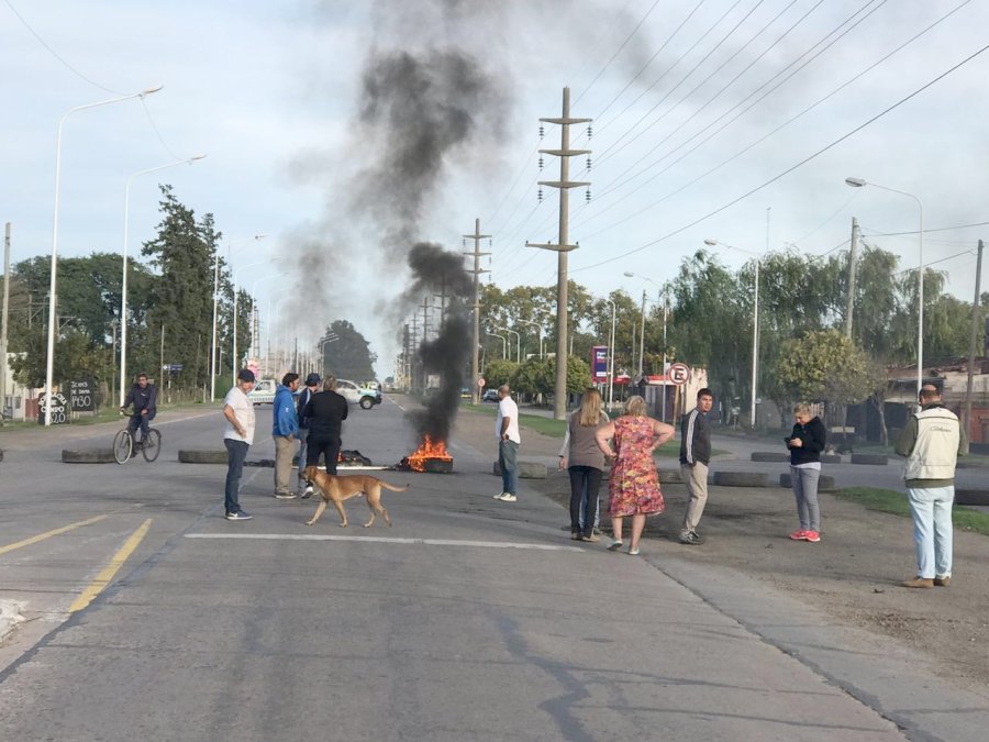 FOTO LA OPINION &ldquo;PIQUETE&rdquo;. Entre 20 y 30 vecinos pidieron ser atendidos por autoridades locales.