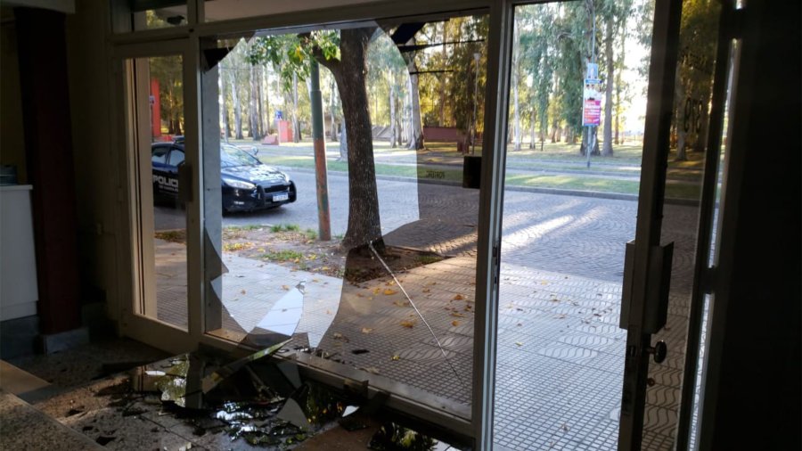 FOTO LA OPINION VIDRIO DE LA FACHADA. Pertenece a la empresa de transporte automotor Etar.