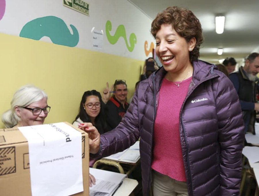 FOTO NA ARABELA CARRERAS. Emiti&oacute; su voto en Bariloche.
