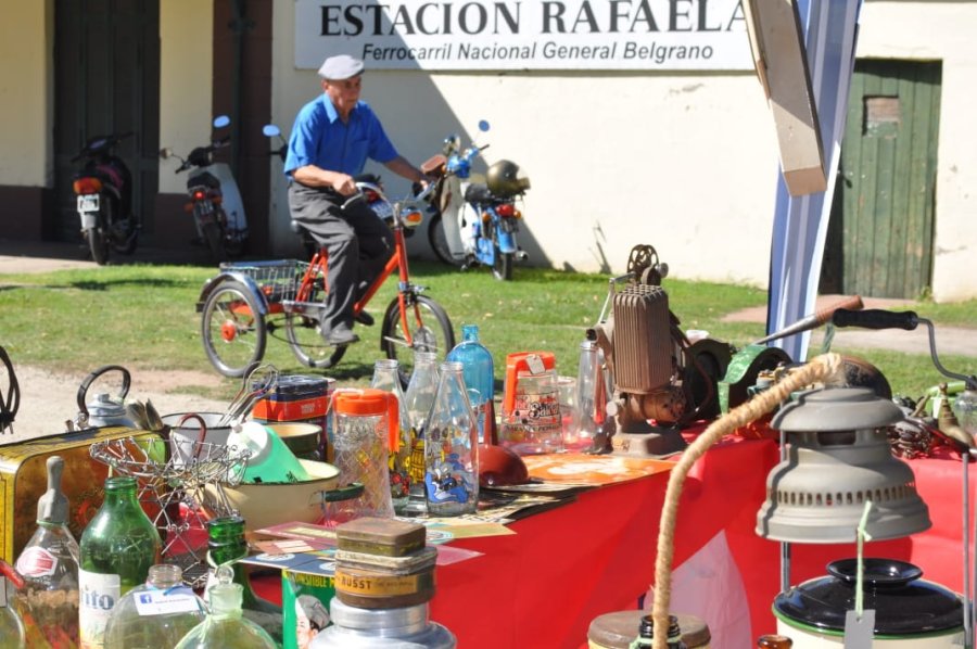 FOTO PRENSA VECINAL// MERCADO DE PULGAS./ La primera edici&oacute;n del a&ntilde;o convoc&oacute; a p&uacute;blico de toda la ciudad.