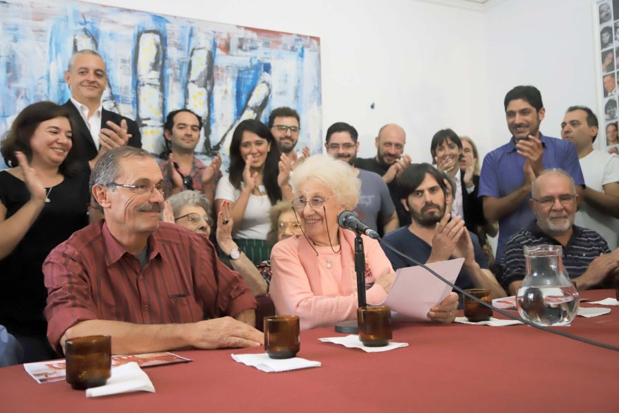 FOTO NA ANUNCIO. El rafaelino Carlos Solsona, radicado en Montevideo, junto a Estela de Carlotto.  ARCHIVO ABUELAS. Carlos Solsona junto a Norma y su primer hijo, Marcos, que naci&oacute; en 1976.