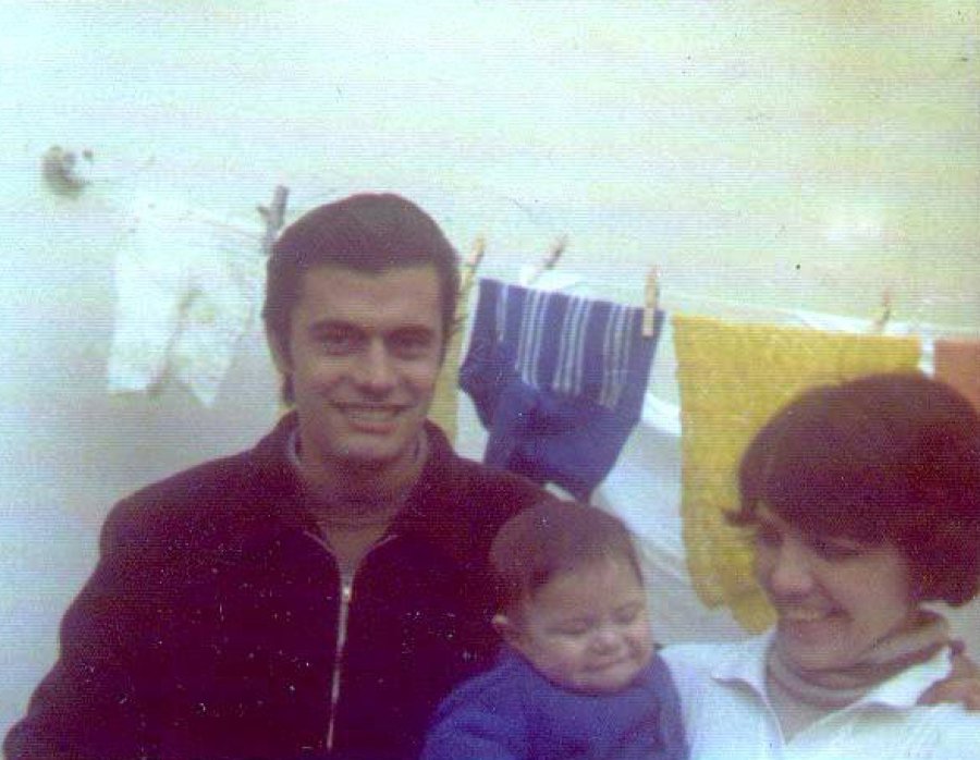FOTO NA ANUNCIO. El rafaelino Carlos Solsona, radicado en Montevideo, junto a Estela de Carlotto.  ARCHIVO ABUELAS. Carlos Solsona junto a Norma y su primer hijo, Marcos, que nació en 1976.