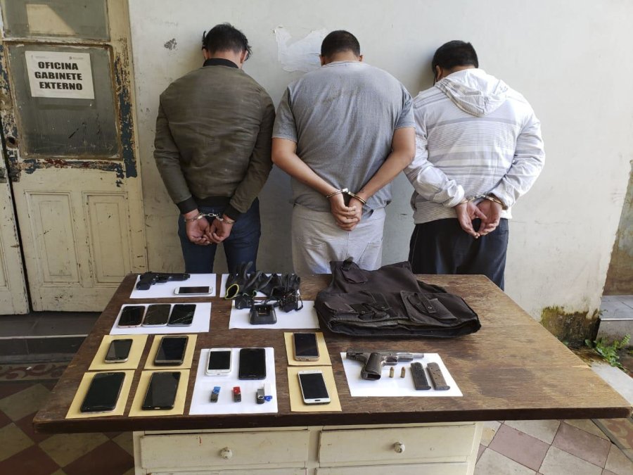 DETENIDOS. Tres sujetos acusados de ser los delincuentes que ingresaron al banco Industrial de Santos Lugares.