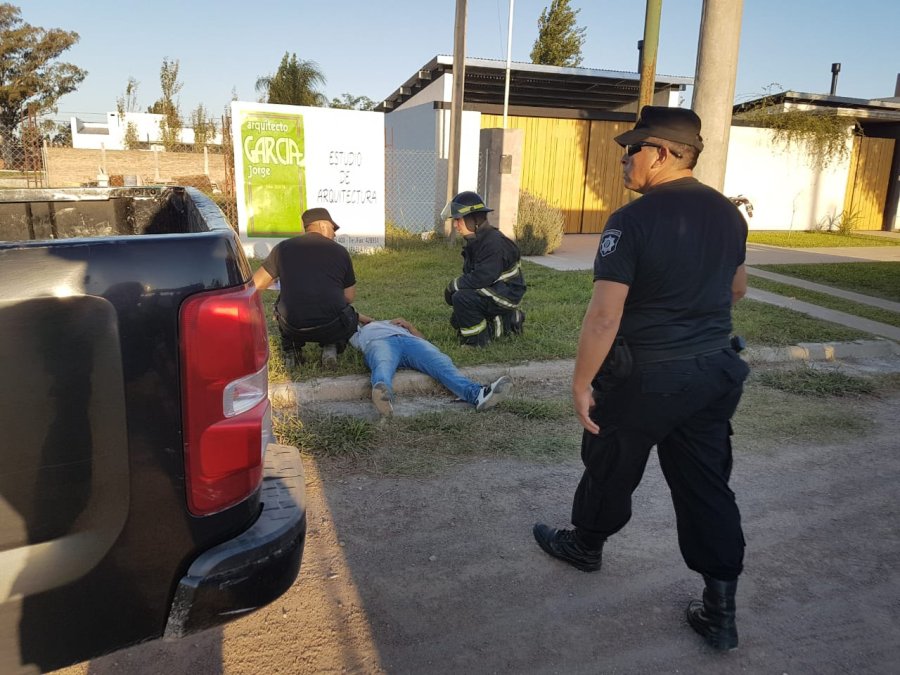 FOTO  HERIDO. El joven est&aacute; tendido sobre el costado despu&eacute;s de perder el control del veh&iacute;culo. AUTO. Termin&oacute; a un costado del camino.