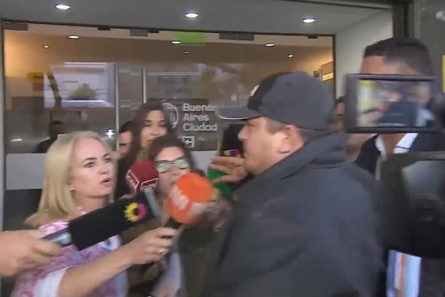 MAS VIOLENCIA. El hombre pas&oacute; r&aacute;pidamente entre los periodistas y movi&oacute; sus brazos de forma intempestiva para hacerse paso.