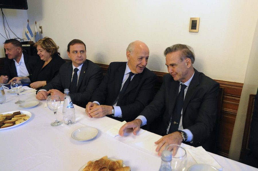 FOTO NA LAVAGNA. Se reuni&oacute; con senadores peronistas.