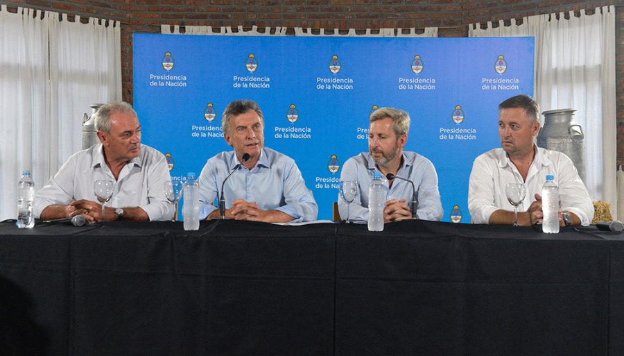 FOTO INTERNET PRESIDENTE MACRI. Declaraciones  sobre agrot&oacute;xicos, generaron dura respuesta. FOTO INTERNET AMBIENTALISTAS. Integrantes de Asociaci&oacute;n por Entre R&iacute;os sin Agrot&oacute;xicos Basta es Basta, en plena protesta.