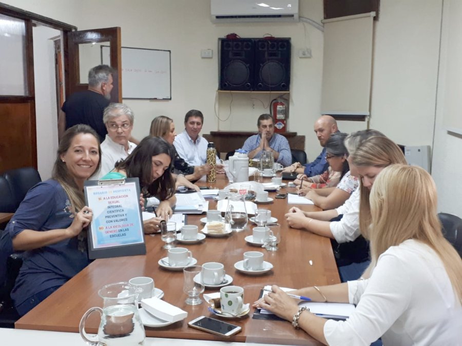 FOTO RAFAELINOS POR LA VIDA Los senadores Capitani y Pirola junto a un grupo de padres, entre ellos el rafaelino Pablo Possetto.