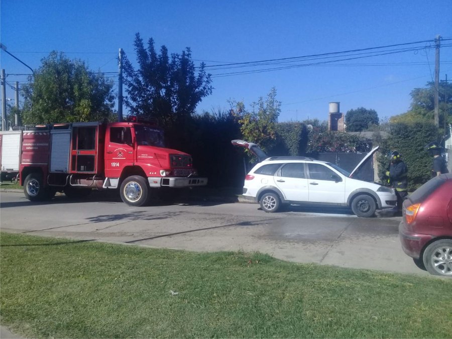 FOTO D. OLIVA REMIS INCENDIADO. Sucedi&oacute; en barrio G&uuml;emes y los Bomberos Zapadores cumplieron una eficaz tarea.