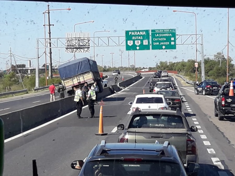 FOTO LA OPINION ONLINE QUEDO SOBRE UN DIVISORIO. El acoplado del cami&oacute;n qued&oacute; suspendido entre ambos carriles de la ruta 168.