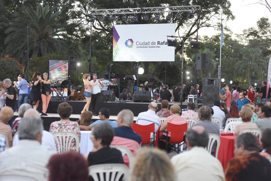 FOTO M LIOTTA// MASIVA RESPUESTA./ Convoc&oacute; la segunda milonga y feria en la plaza 25.