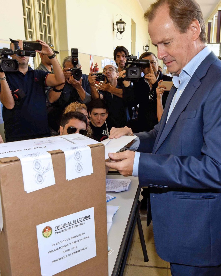 FOTO NA FRENTE A LA URNA. Gustavo Bordet al momento de emitir su voto.