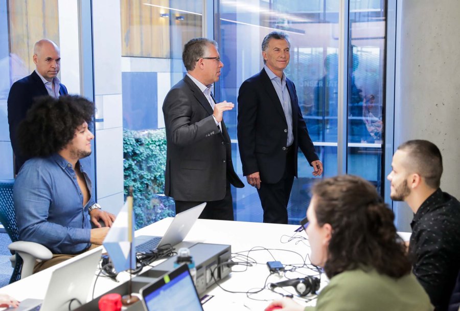 FOTO NA MACRI. Al recorrer las oficinas de Accenture.