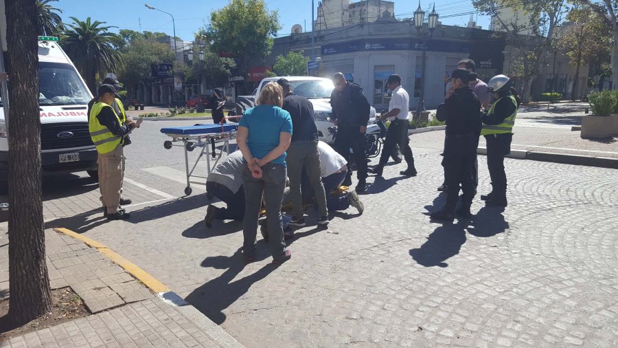 FOTO LA OPINION BV. SANTA FE Y SAAVEDRA. Chocaron una camioneta y una moto en el mediod&iacute;a de ayer.   FOTO J. BARRERA EN EL VILLA ROSAS. Un Toyota Corolla choc&oacute; a un ciclista de 85 a&ntilde;os quien result&oacute; lesionado.