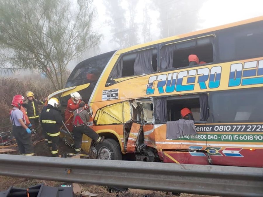 FOTO EL PERIODICO COLISION. El micro de Crucero del Norte choc&oacute; con un cami&oacute;n cerealero en el cruce de la Autov&iacute;a 19 y la ruta provincial 3.