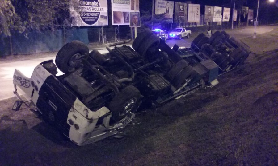 FOTO LA OPINION VOLCADO. El veh&iacute;culo de gran porte llevaba bolsas de yeso agr&iacute;cola.