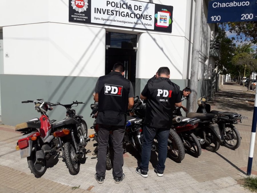 FOTO PDI SECUESTRADAS. Las 8 motos recuperadas en la sede de la PDI Rafaela.