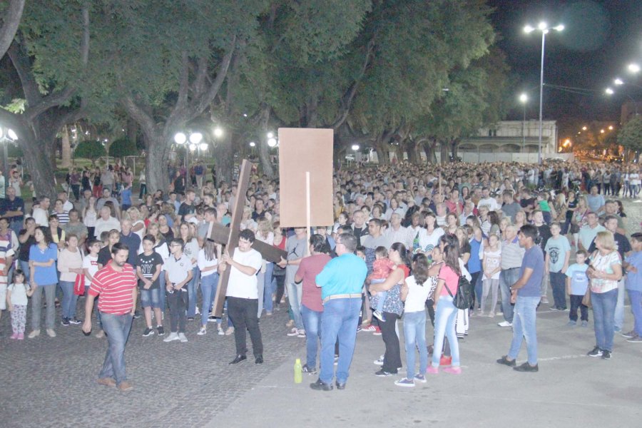 FOTO J. BARRERA// VIA CRUCIS./ Los fieles participaron con verdadero fervor en  la marcha acompañando el dolor de Jesús en sus últimos momentos.