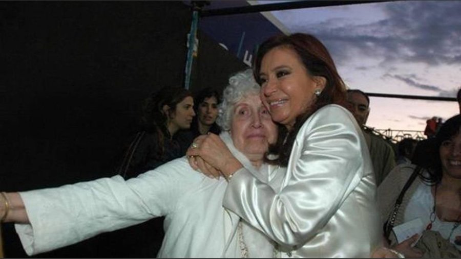 FOTO ARCHIVO NA FAMILIA. Cristina junto a su madre en una imagen de archivo.