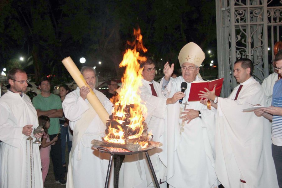 FOTO J. BARRERA// CIRIO PASCUAL./ Fue encendido en la tradicional ceremonia desarrollada en el atrio de la Catedral.