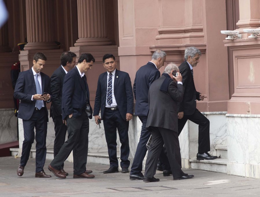 FOTO NA PRECIOS. Los empresarios al llegar a Casa Rosada.