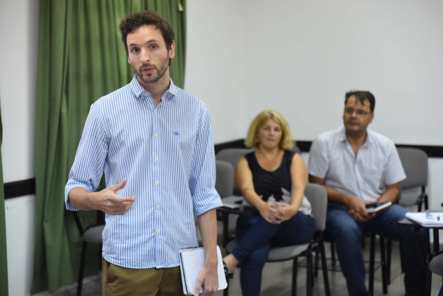 FOTO PRENSA UNRAF// HERNAN REVALE.//En reuni&oacute;n de gesti&oacute;n de proyectos.