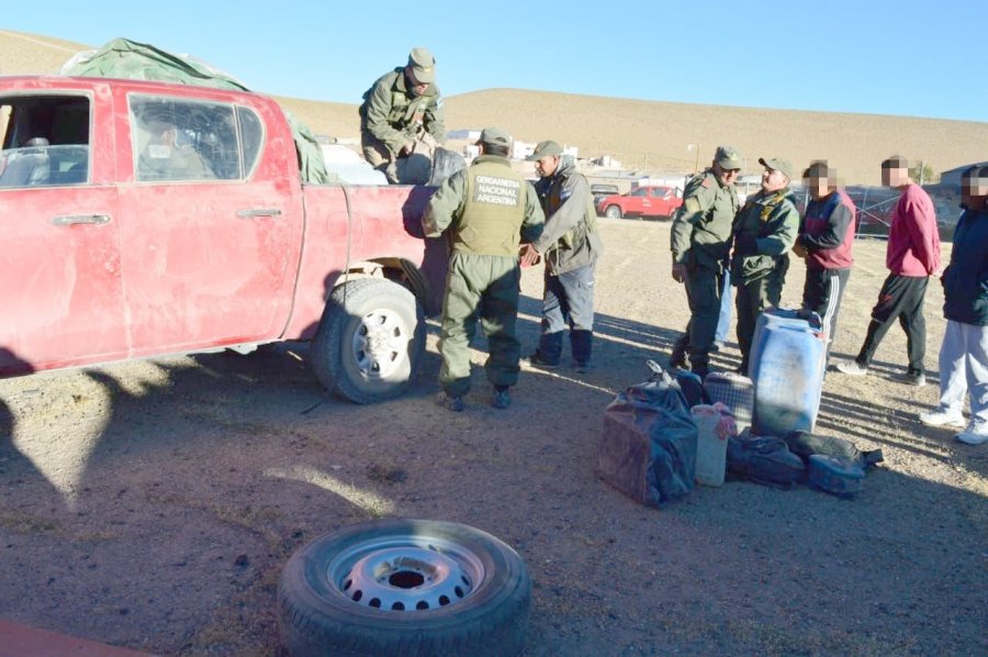FOTO MSN CORDILLERA DE LOS ANDES. Los gendarmes descargando la coca&iacute;na de la camioneta secuestrada.