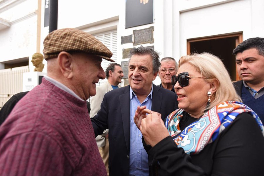 FOTO NA DE GIRA. Luego de estar con Corral en Santa Fe, Carri&oacute; se mostr&oacute; junto a Mario Negri.
