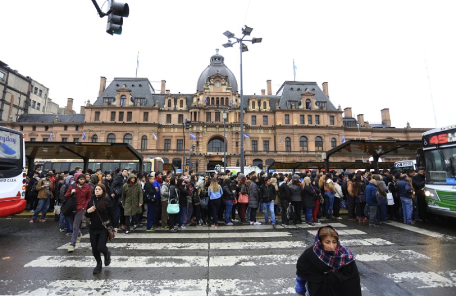 FOTO NA ESTACION CONSTITUCION. Junto a la Estaci&oacute;n Retiro y la de Once son donde confluyen todos los trenes a la Capital Federal.