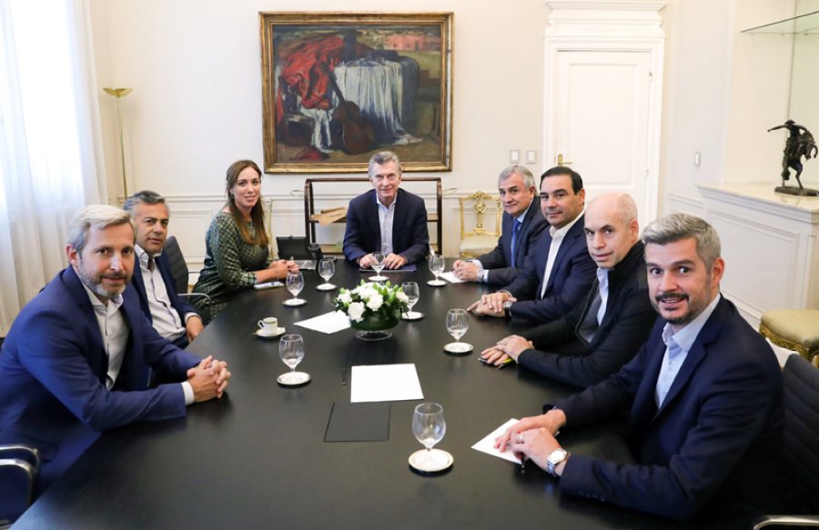 FOTO NA MACRI. El Presidente en la cabecera junto a sus funcionarios y gobernadores.