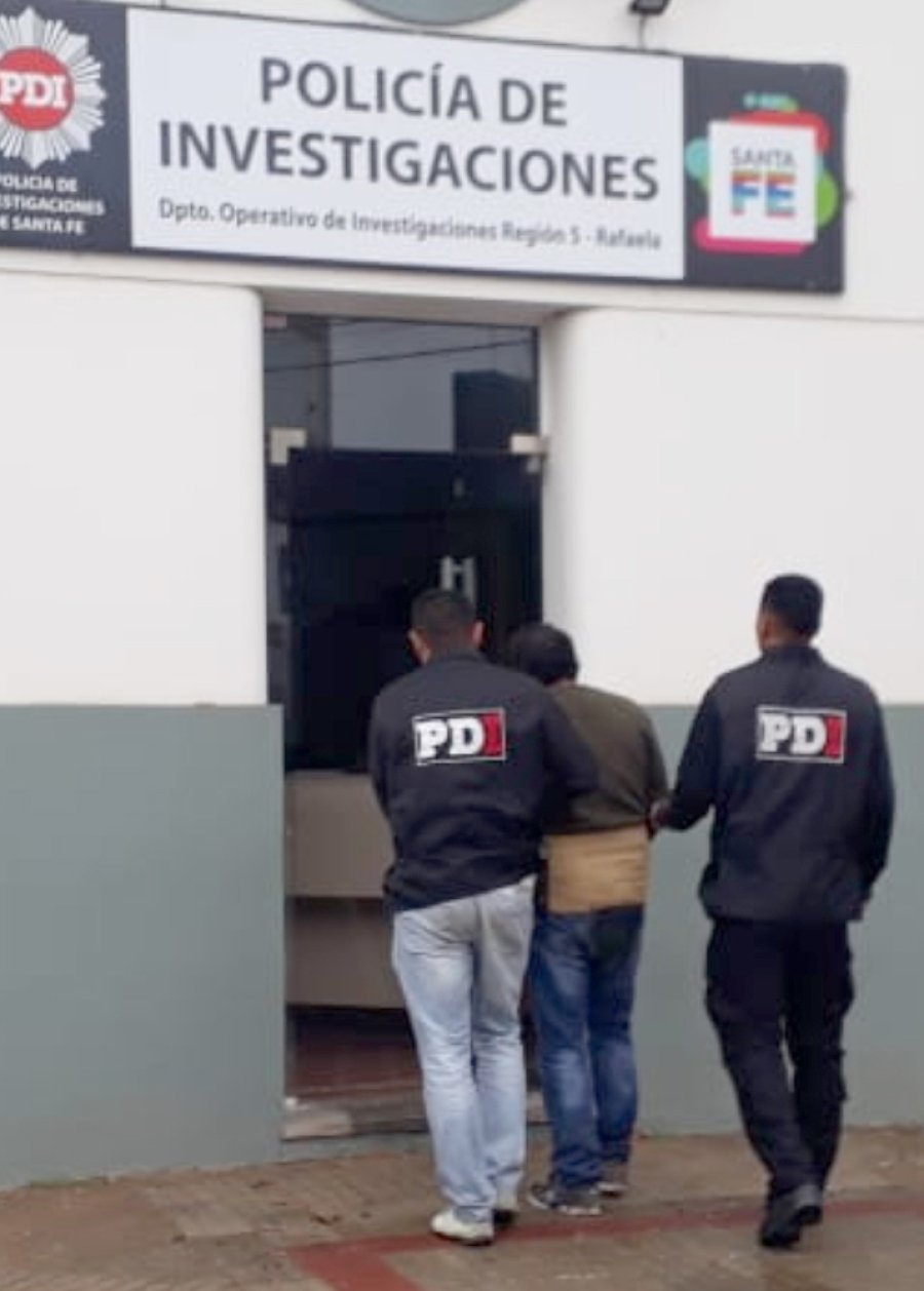 FOTO PDI  ABERRANTE. El momento en que &ldquo;J.C.O&rdquo;, de 57 a&ntilde;os, ingresa detenido a PDI Rafaela.