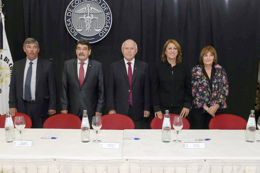 FOTO BOLSA DE COMERCIO ROSARIO AUTORIDADES. Pado&aacute;n y Lifschitz entre otros durante el acto.