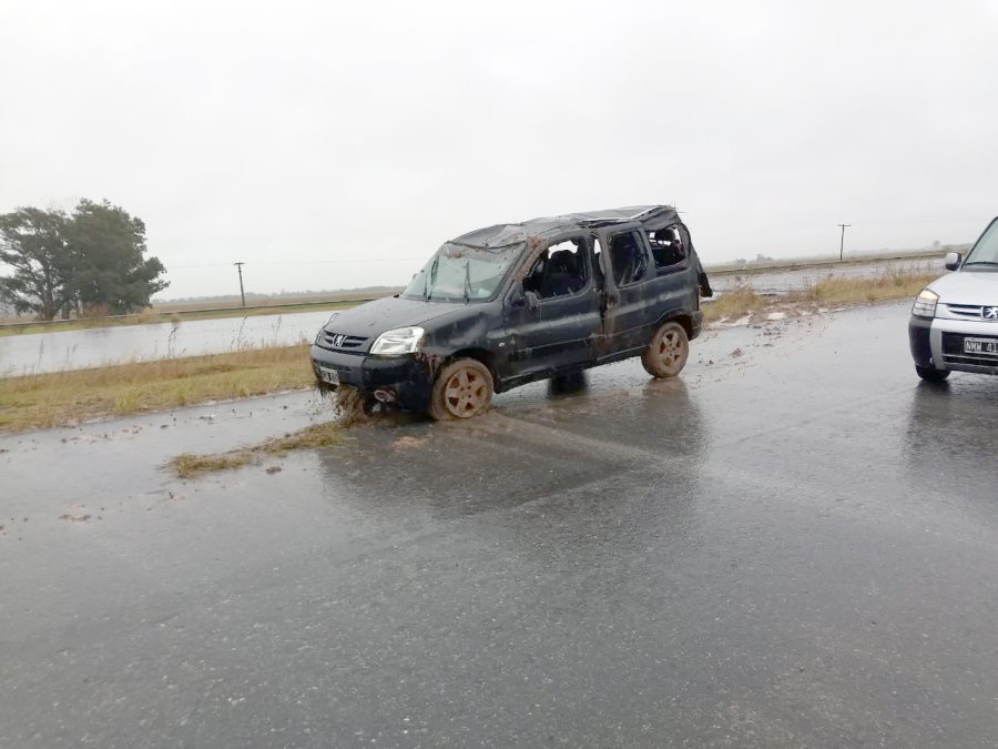 FOTO LA OPINION PEUGEOT PARTNER. Volc&oacute; en la banquina de ruta 34 cuando ca&iacute;a una fuerte lluvia.