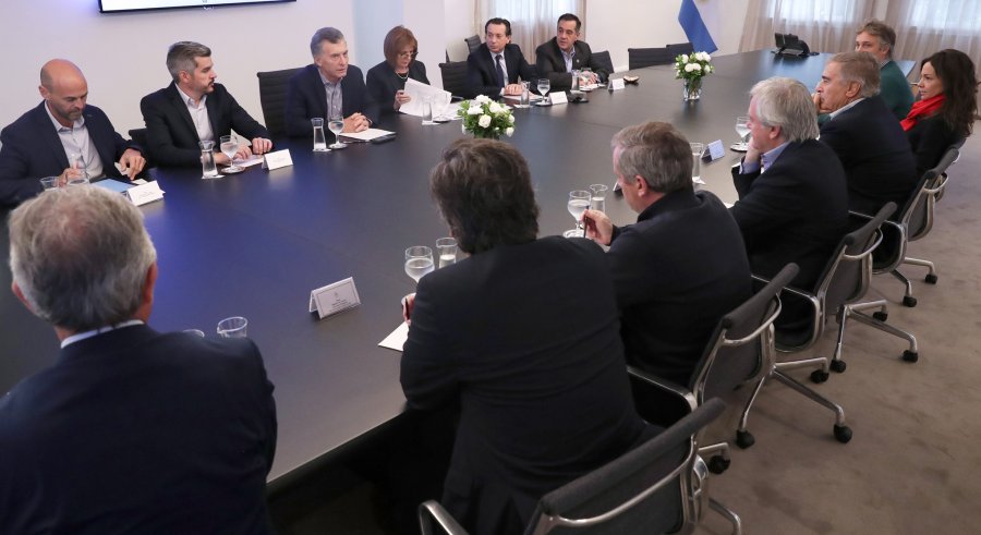 FOTO NA GABINETE. Debilitado, Macri busca dar se&ntilde;al de unidad en el interior de su equipo.