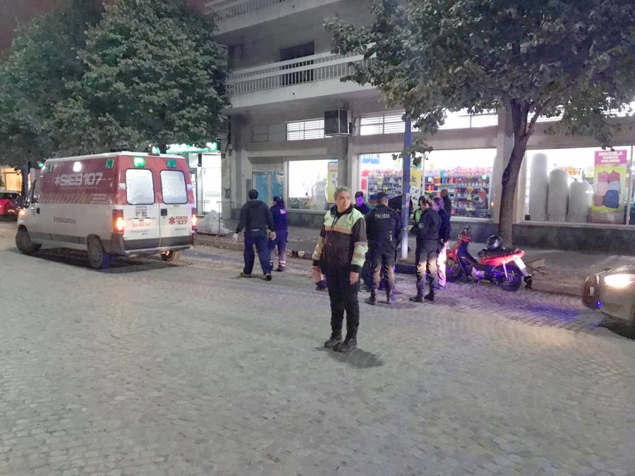 FOTO LA OPINION COLON 50. Ambos accidentados trasladados al Hospital por SIES 107.