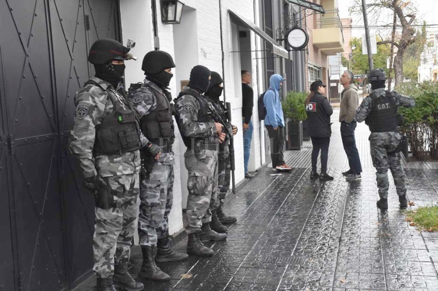FOTO EL LITORAL ALLANAMIENTOS. En uno de ellos fue detenido un exgerente de ATEM. Su esposa se entreg&oacute; despu&eacute;s.