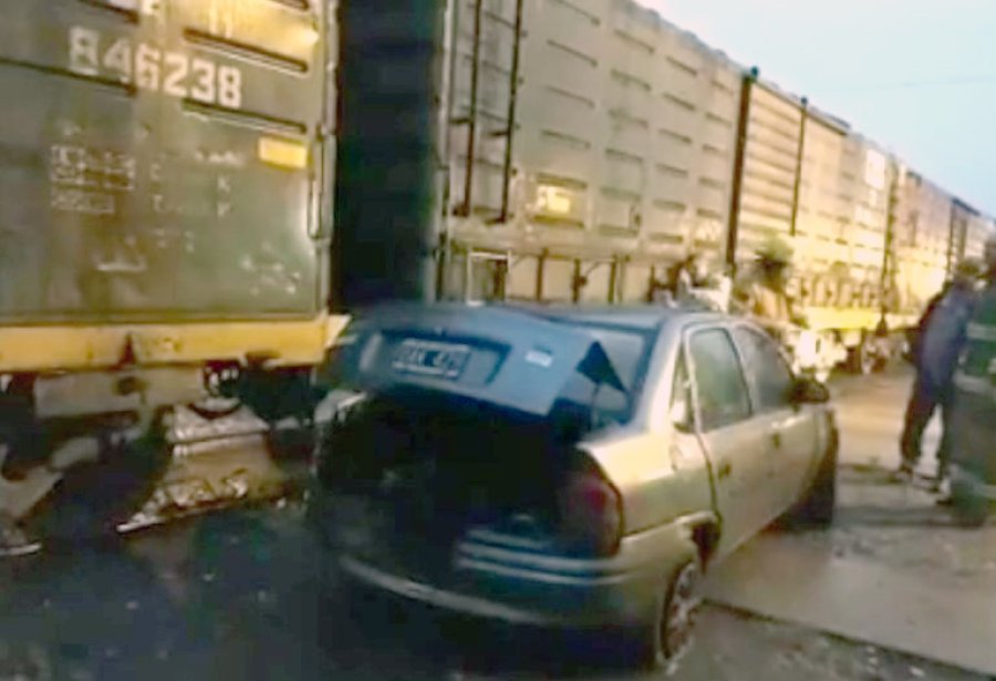 FOTO WEB ESCENARIO. El autom&oacute;vil Chevrolet Corsa qued&oacute; pr&aacute;cticamente &ldquo;pegado&rdquo; al tren.