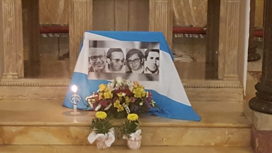 FOTO PRENSA CEA// MISA./ Un momento de la celebraci&oacute;n que tuvo lugar ayer. MARTIRES./ La foto de los cuatro beatificados envuelta en la bandera argentina.