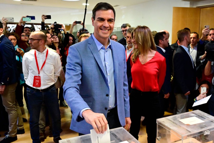 FOTO AFP PEDRO SANCHEZ. Sufragando ayer en Madrid.