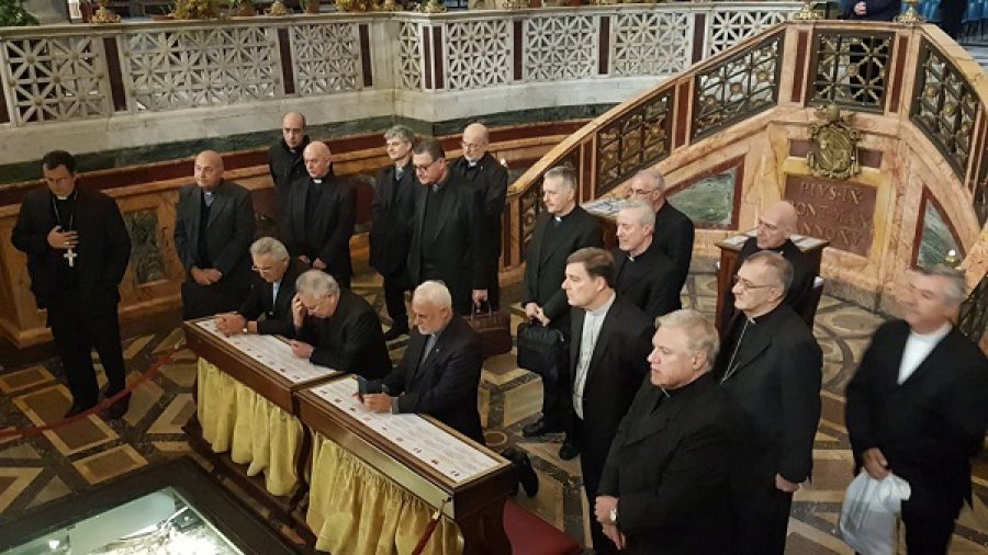 FOTO AICA.ORG MISA. Fern&aacute;ndez junto a otros obispos en la bas&iacute;lica romana de San Pablo Extramuros.
