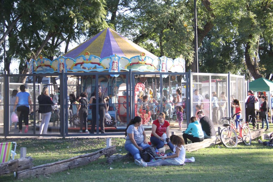 FOTO J. BARRERA GRAN FESTEJO. Barrio San Mart&iacute;n empez&oacute; a festejar con propuestas para los ni&ntilde;os.  DIA DEL TRABAJADOR. Barrio Sarmiento comparti&oacute; su calesita para todos.